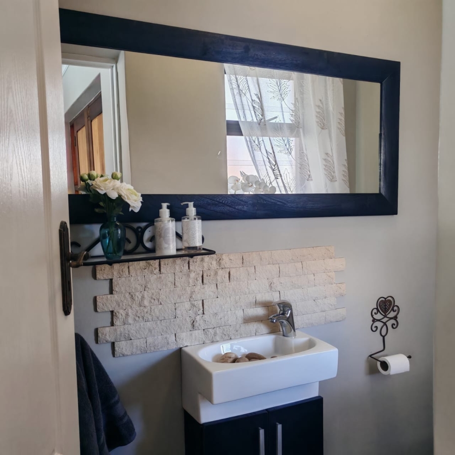 5 Bedroom Property for Sale in Avonddans Western Cape